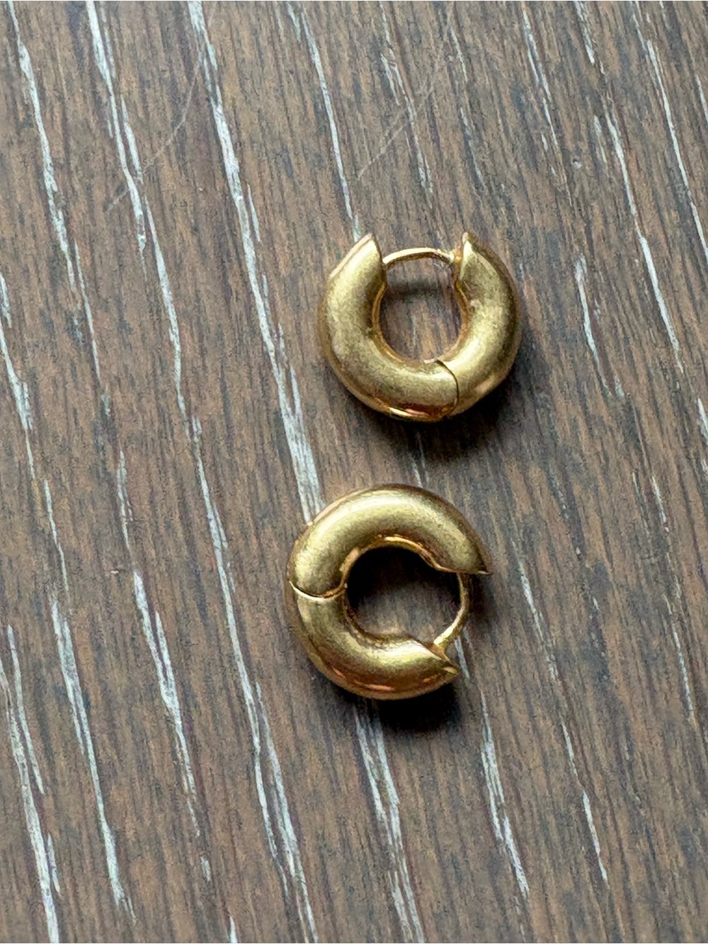 NEVER WORN! Kendra Scott Gold chunky Huggies in vintage antique gold
